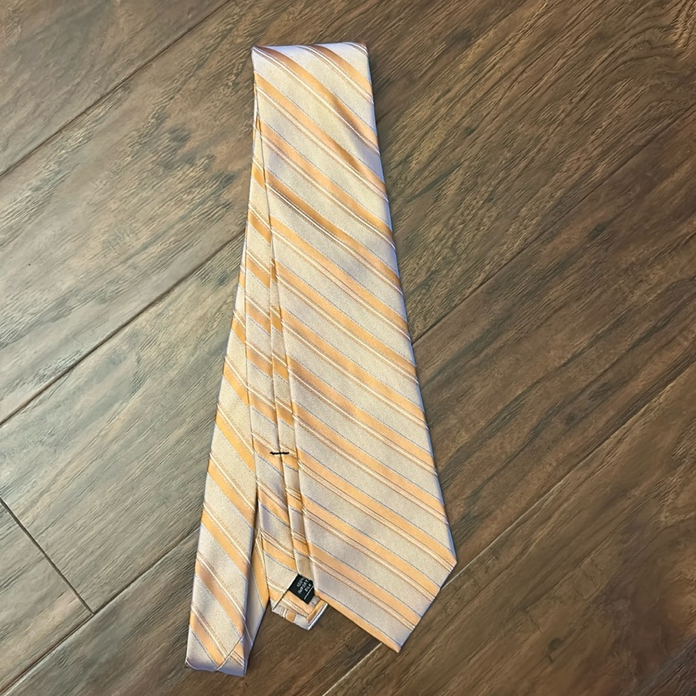Orange stripe tie
Calvin Klien 
100% imported tie